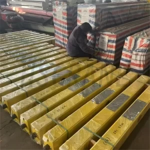 Концевая балка готовится к упаковке для отправки