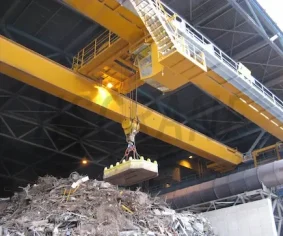 Мостовой кран для переработки металлолома