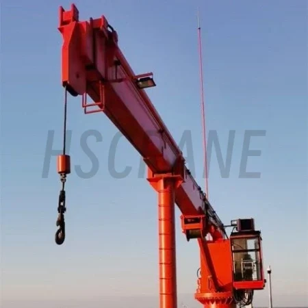 Палубный кран на судне