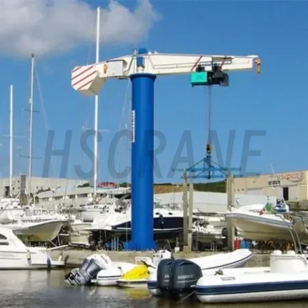 Палубный кран на судне
