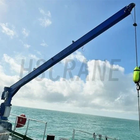 Палубный кран на судне