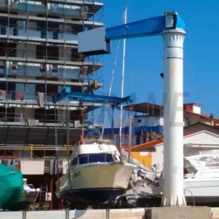 Палубный кран на судне